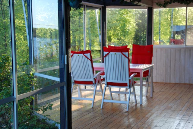 Veranda met witte meubels