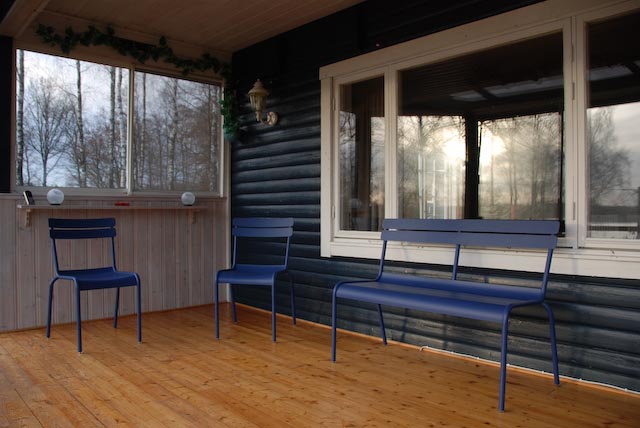 Veranda met blauwe meubels